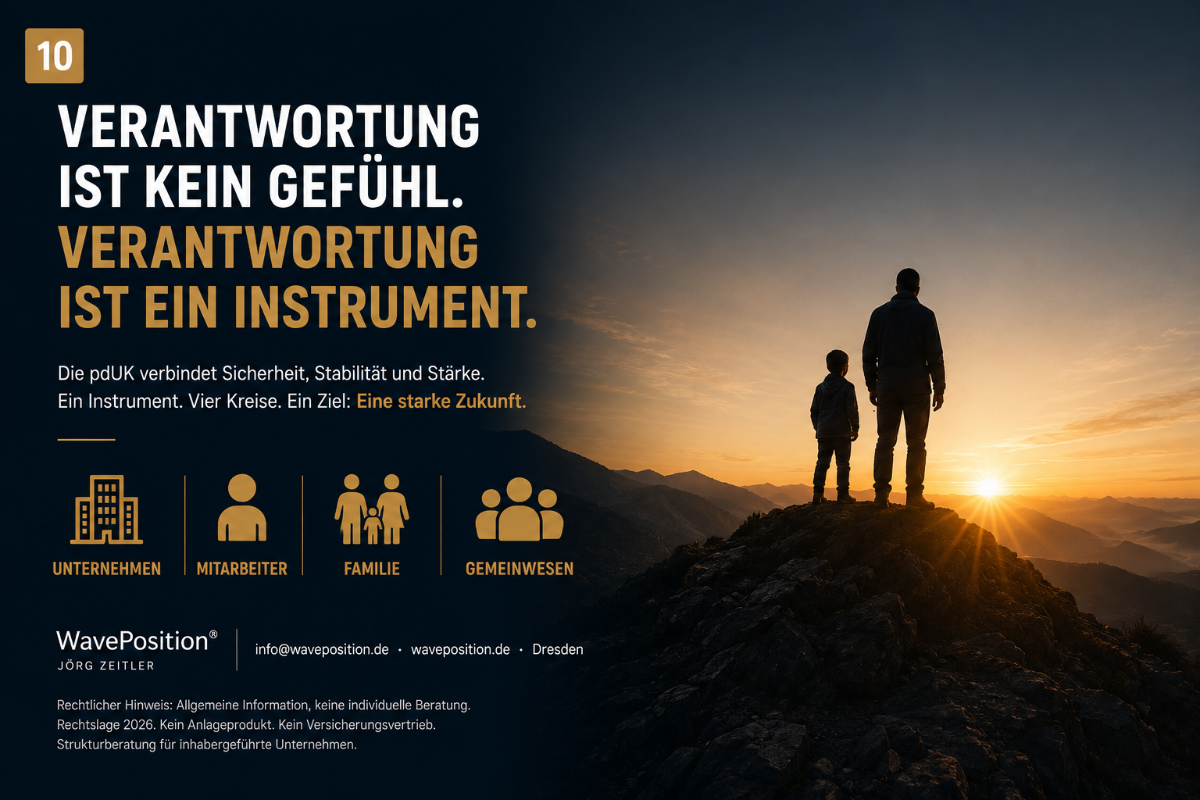 Erwachsener und Kind stehen bei Sonnenaufgang auf Berggipfel mit Blick auf Bergpanorama